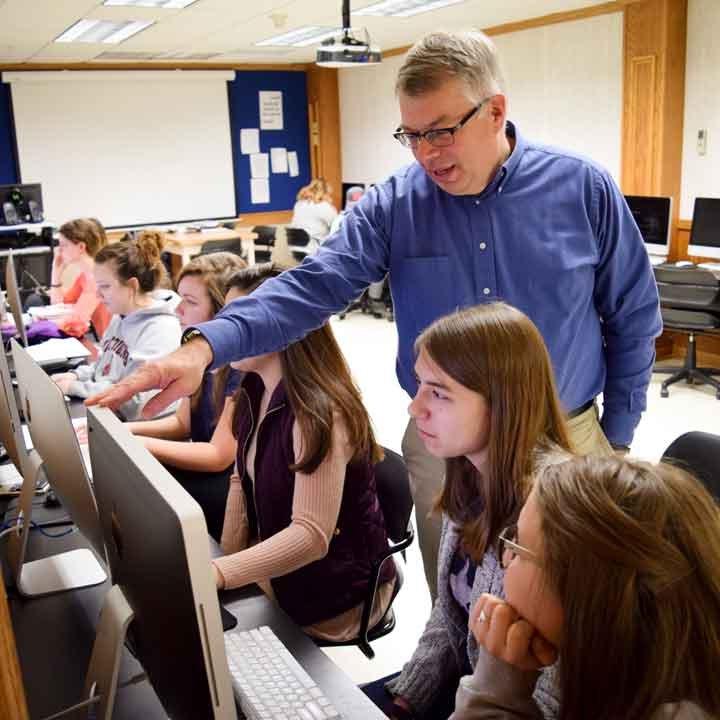 学生们在计算机实验室与博士. 凯文页面